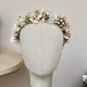 Corona con flores crema