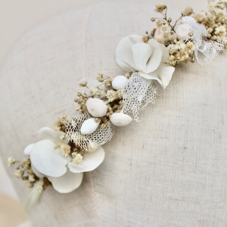 Diadema con flores crema - Imagen 3