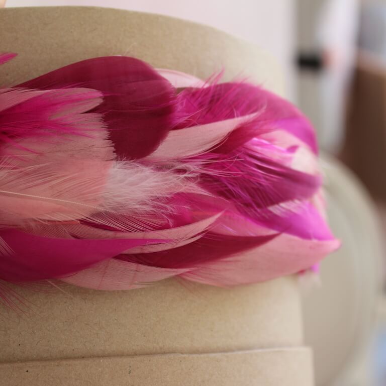 Bolso crema con flores y plumas fucsia - Imagen 4