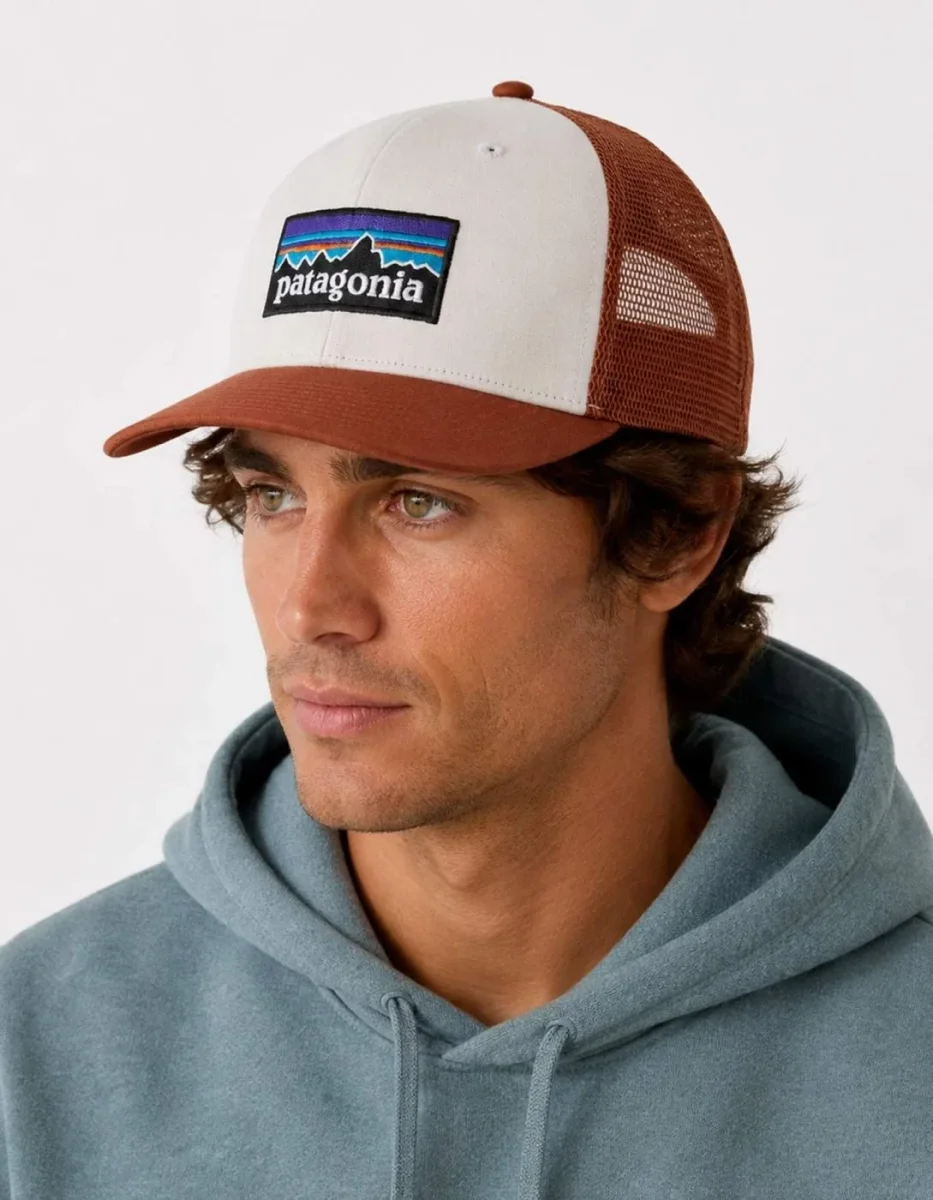 Gorra PATAGONIA P-6 LOGO TRUCKER - White/Rusty Red - Imagen 3