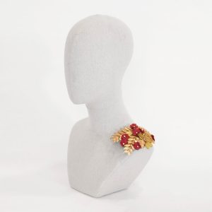 Hombrera dorada con flores burdeos