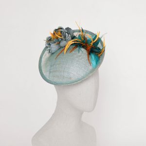 Tocado turquesa con plumas mostaza