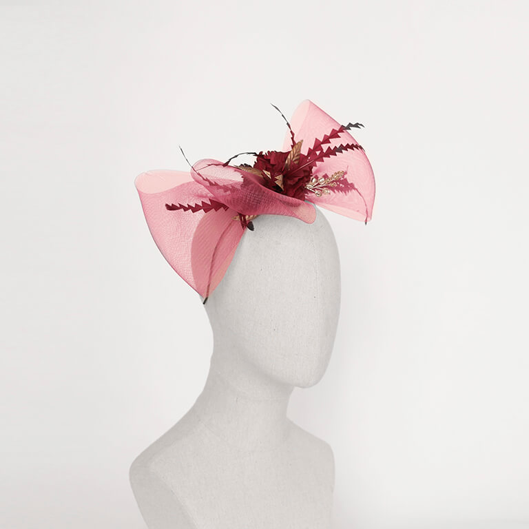 Tocado lazo fucsia con plumas burdeos - Imagen 3
