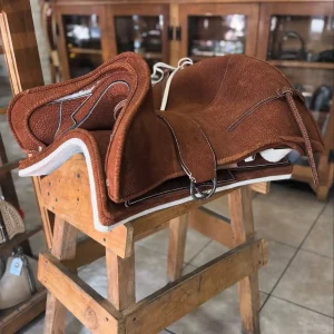 Montura fina de carpincho con tapado desmontable