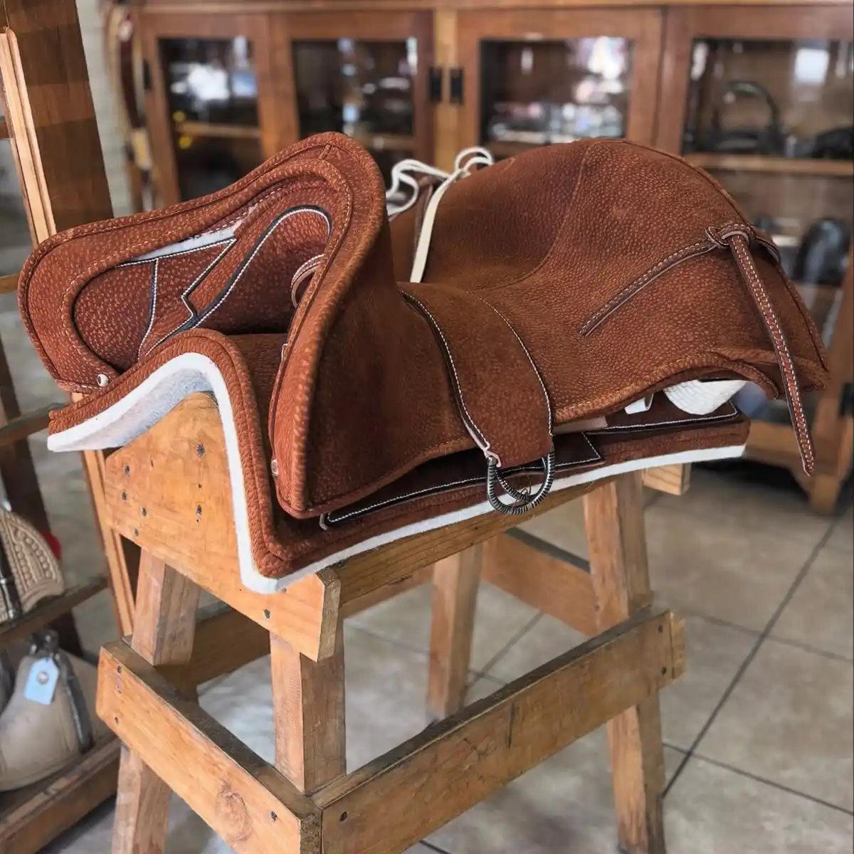 Montura fina de carpincho con tapado desmontable - Imagen 2