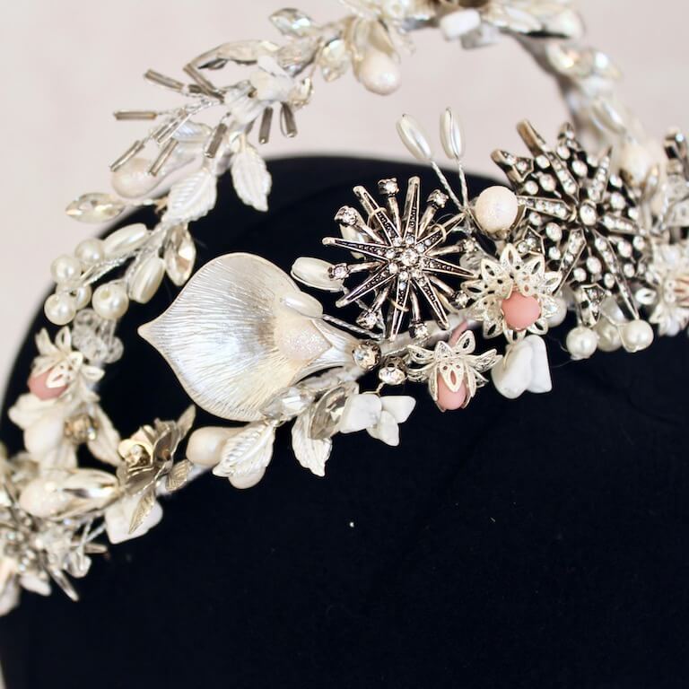 Tiara de novia de flores y pedrería - Imagen 2
