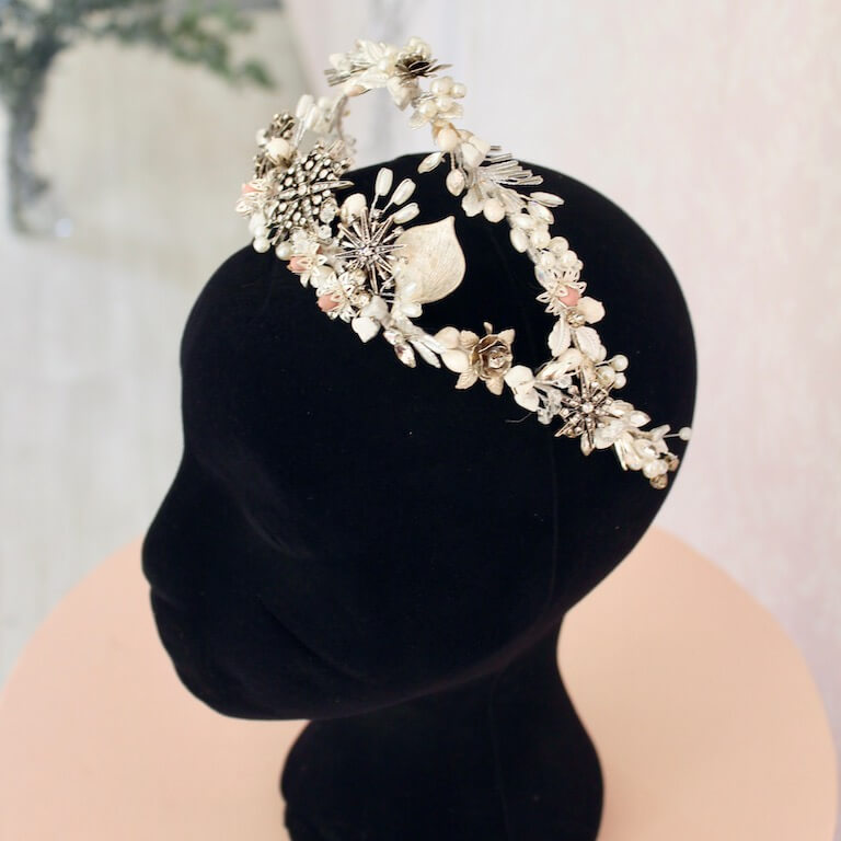 Tiara de novia de flores y pedrería - Imagen 4