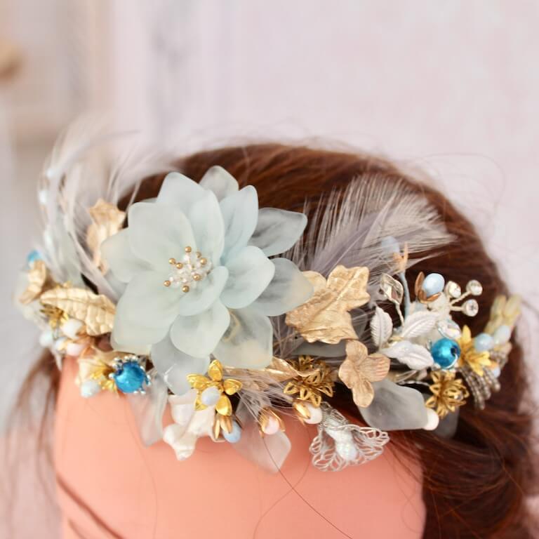 Tocado de novia de flores con plumas - Imagen 6
