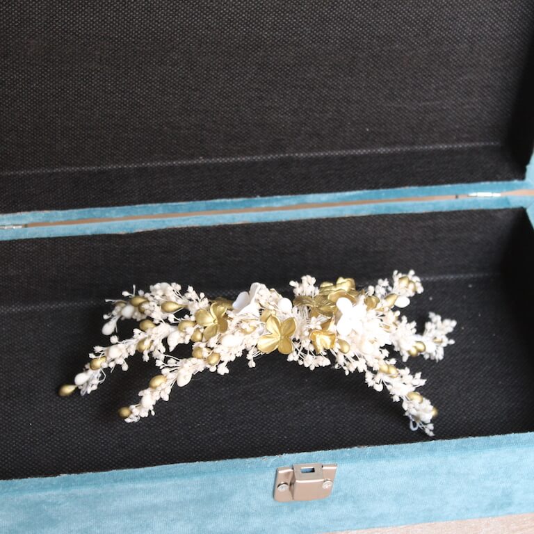 Tocado novia blanco y dorado - Imagen 6