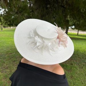Pamela blanca con plumas blancas y nude