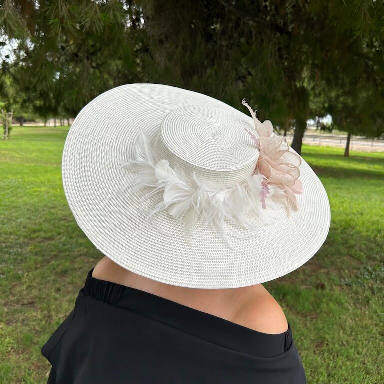 Pamela blanca con plumas blancas y nude