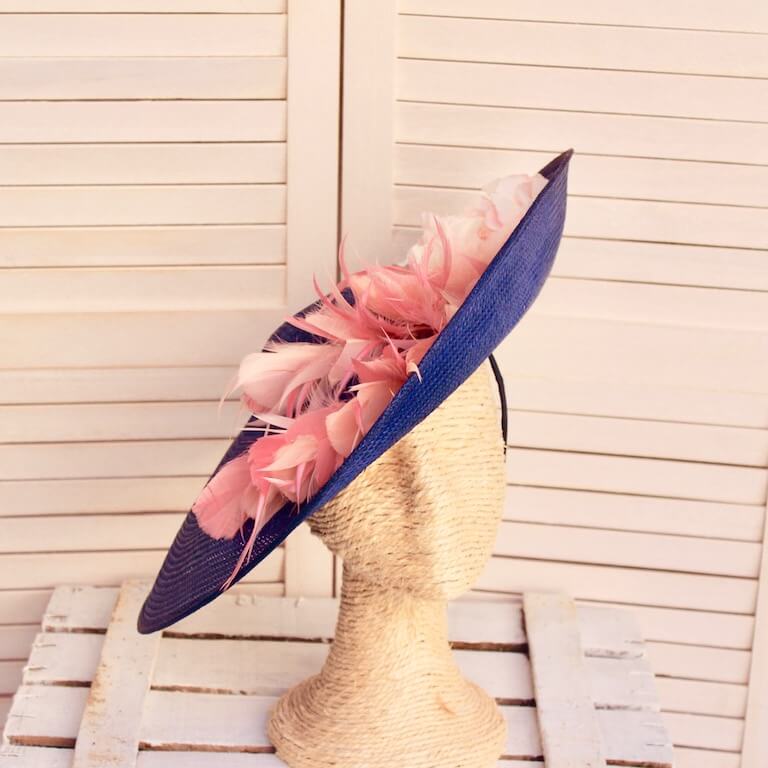 Pamela azul con flor y plumas rosa - Imagen 4