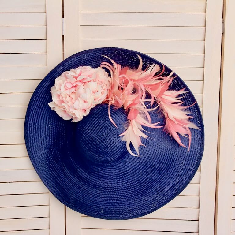 Pamela azul con flor y plumas rosa - Imagen 3