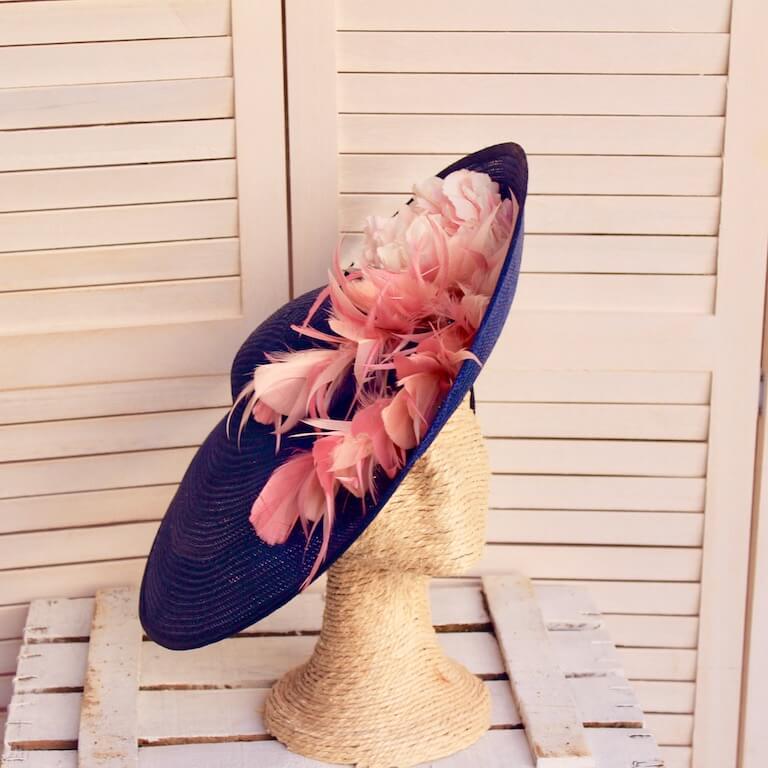 Pamela azul con flor y plumas rosa