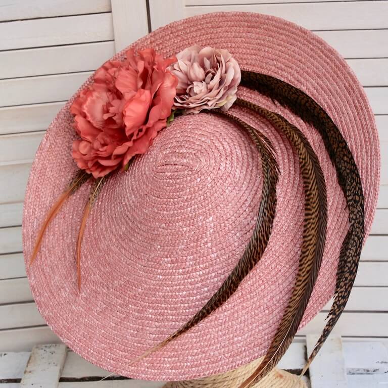 Pamela de paja rosa con flores y plumas - Imagen 4