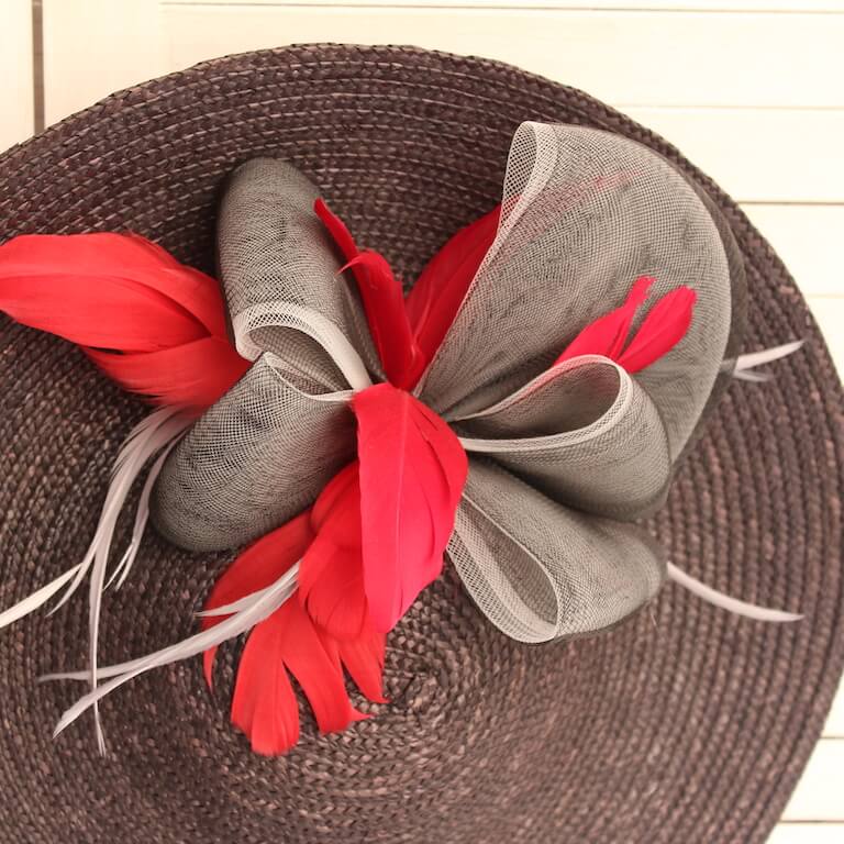 Pamela de paja negra con plumas rojas - Imagen 4