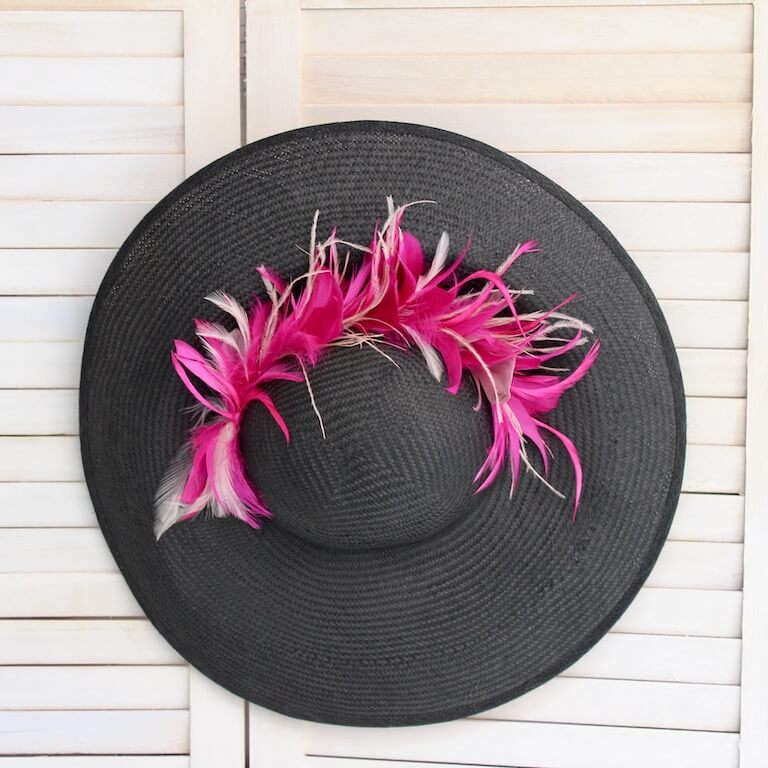 Pamela negra con plumas fucsia