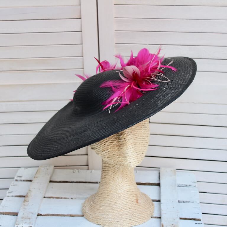 Pamela negra con plumas fucsia - Imagen 3