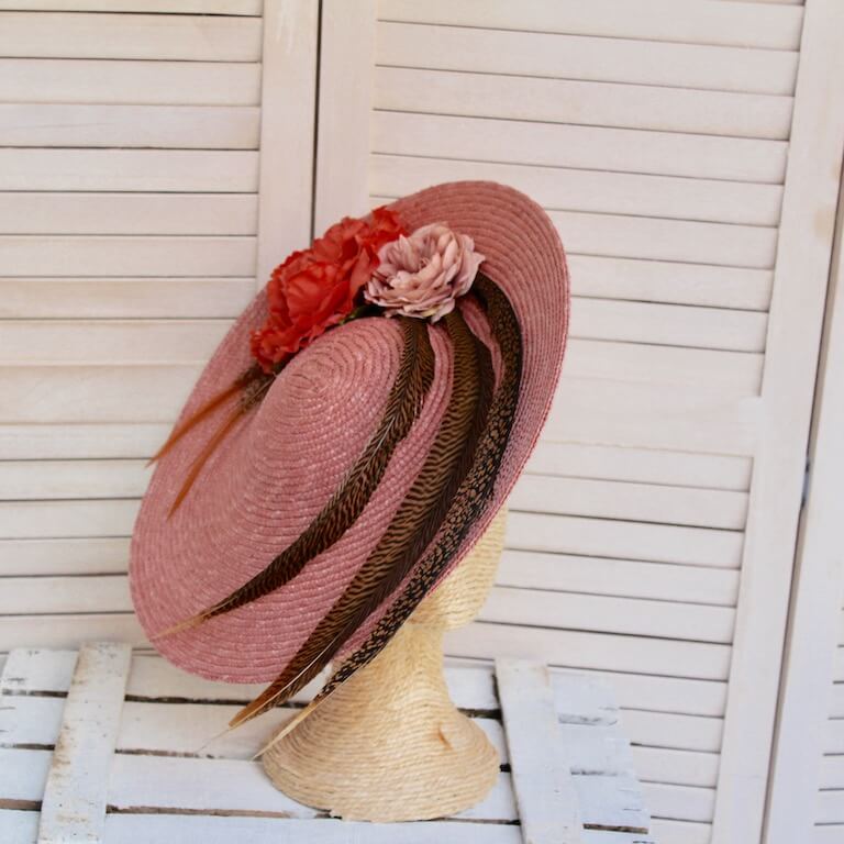 Pamela de paja rosa con flores y plumas - Imagen 5