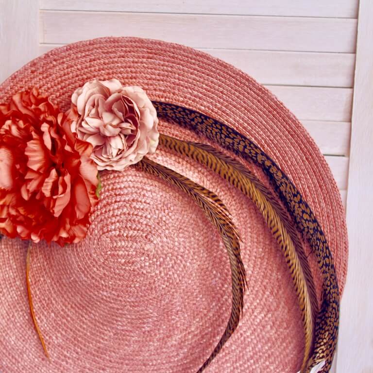 Pamela de paja rosa con flores y plumas - Imagen 6