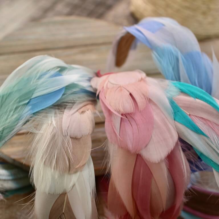 Diadema de plumas en tonos pastel - Imagen 7