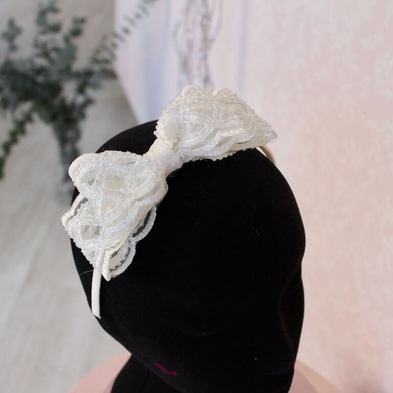 Diadema de niña con lazada de pedrería