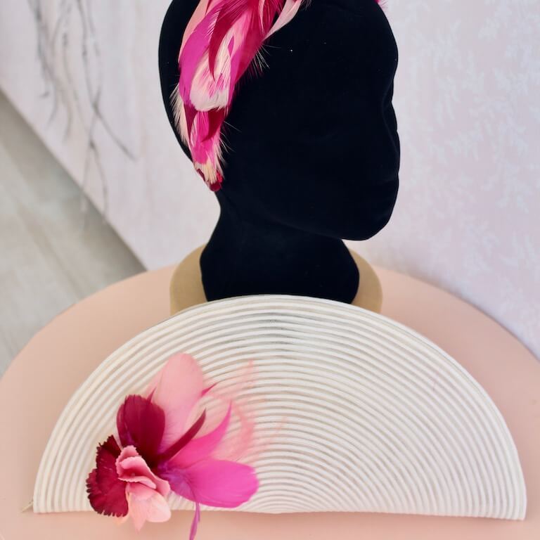 Diadema plana de plumas fucsia - Imagen 5