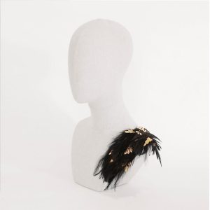 Hombrera plumas negras