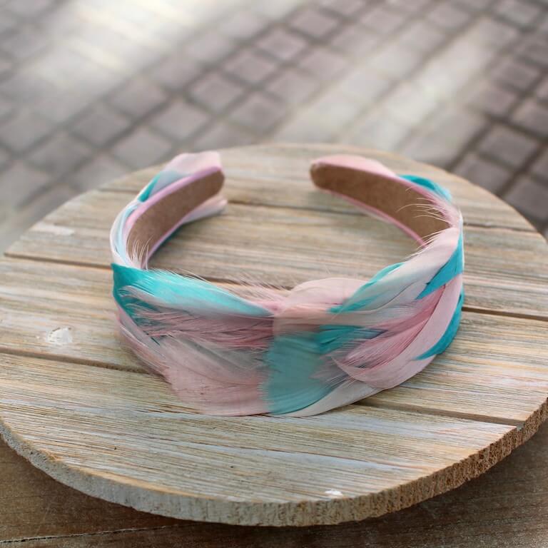 Diadema de plumas en tonos pastel - Imagen 6