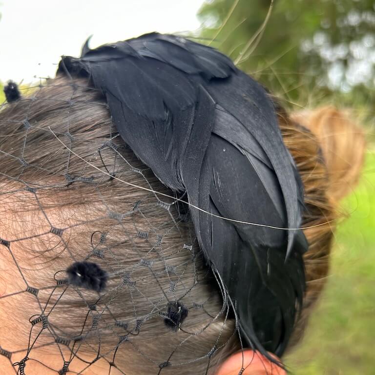 Diadema de plumas con redecilla - Imagen 5