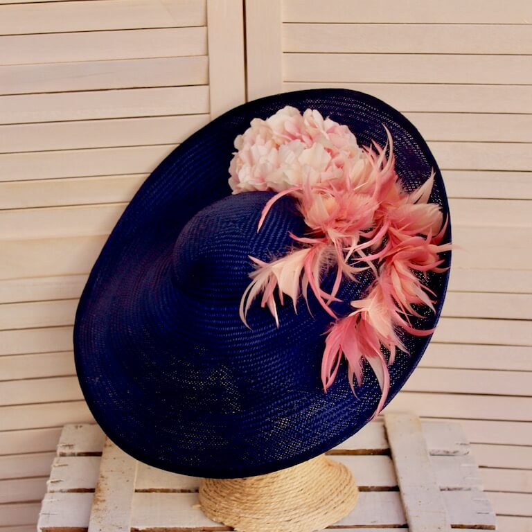 Pamela azul con flor y plumas rosa - Imagen 5