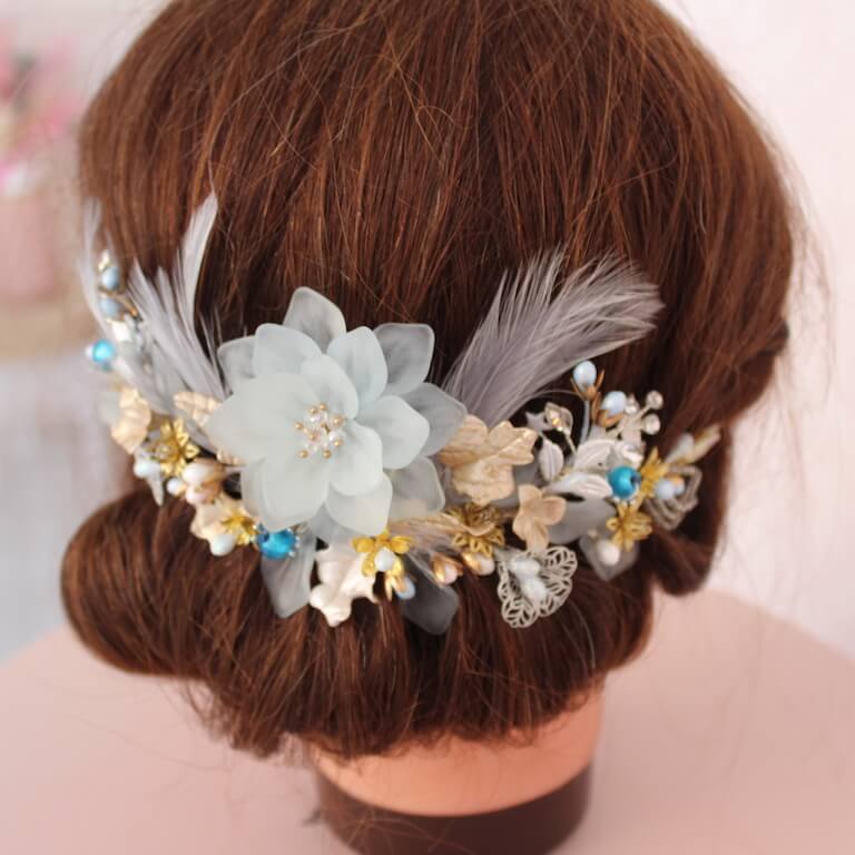 Tocado de novia de flores con plumas - Imagen 4