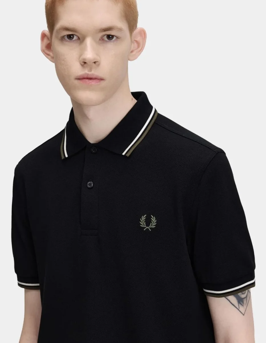 Polo FRED PERRY M3600 - Black/Ecru/Laurel Wreath Green - Imagen 4