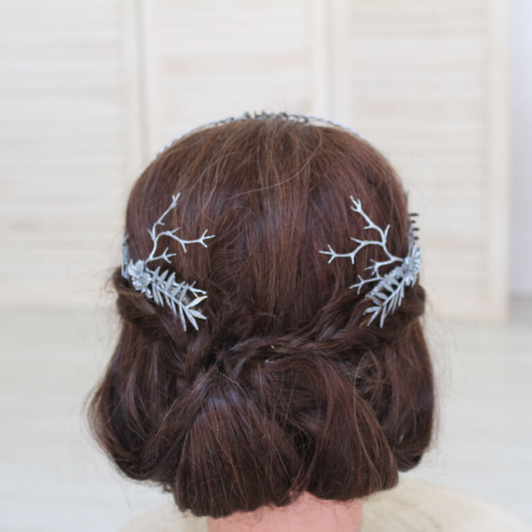 Semicorona de novia de flores y hojas plata - Imagen 7