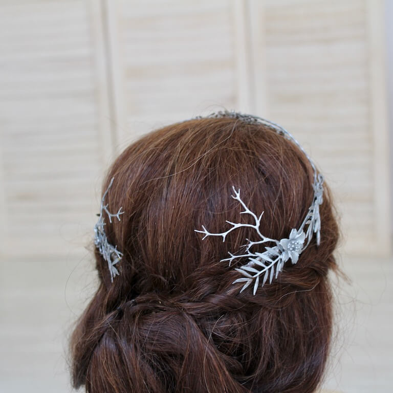 Semicorona de novia de flores y hojas plata - Imagen 6