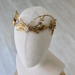 Semicorona de flores y hojas oro