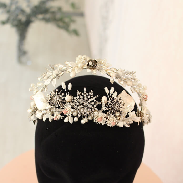 Tiara de novia de flores y pedrería - Imagen 3