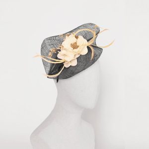 Tocado azul con flores blancas