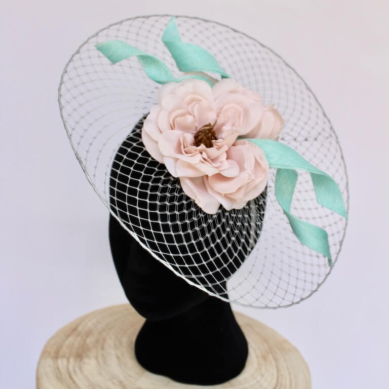 Tocado gris con decoración en menta - Imagen 2