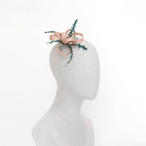 Tocado gris con plumas turquesa