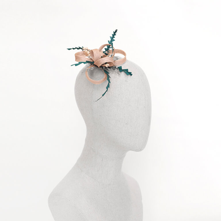 Tocado gris con plumas turquesa - Imagen 2