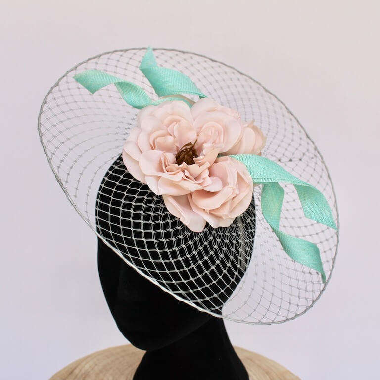 Tocado gris con decoración en menta - Imagen 4