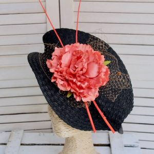 Tocado negro con flor coral