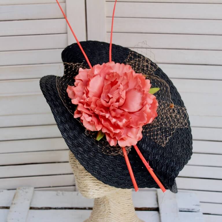Tocado negro con flor coral - Imagen 2