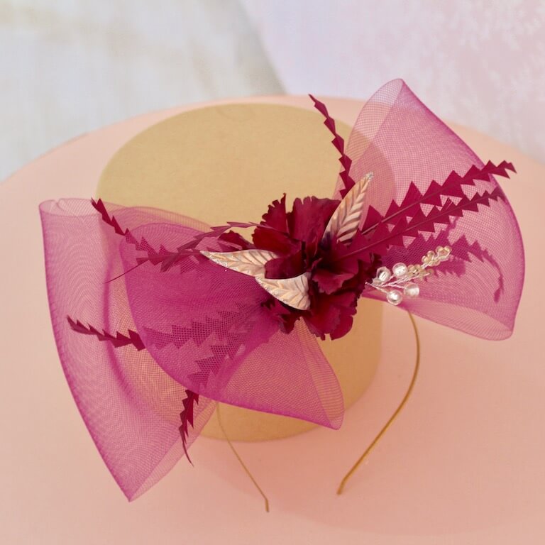 Tocado lazo fucsia con plumas burdeos - Imagen 5