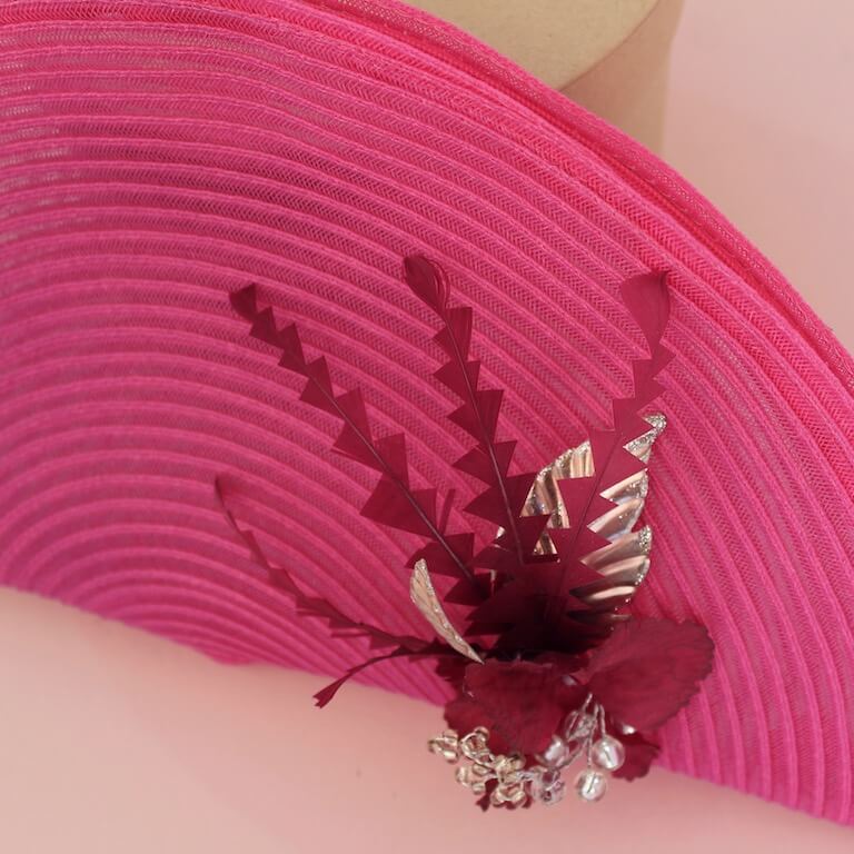 Tocado lazo fucsia con plumas burdeos - Imagen 4