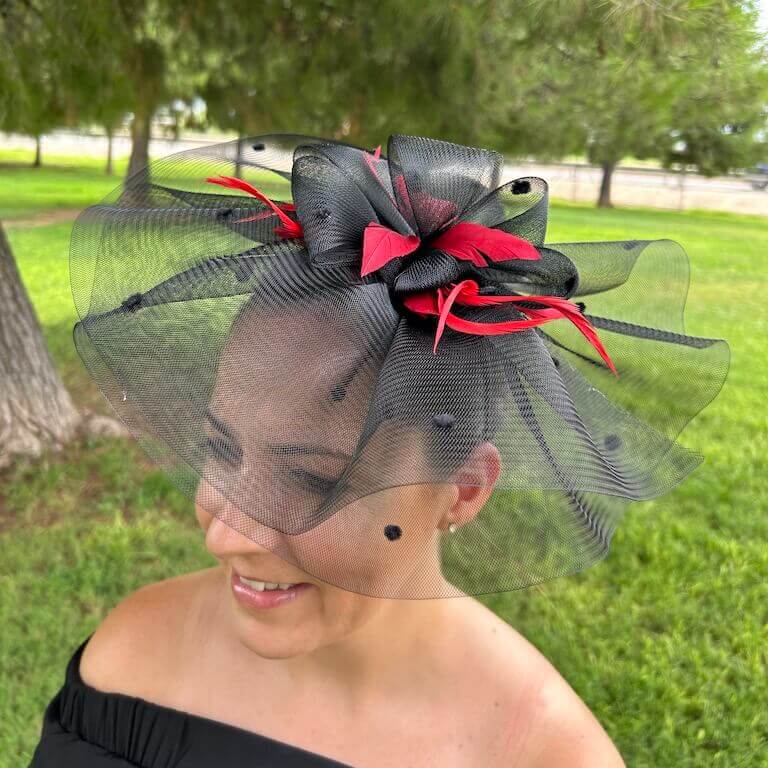 Tocado de invitada rojo y negro - Imagen 3