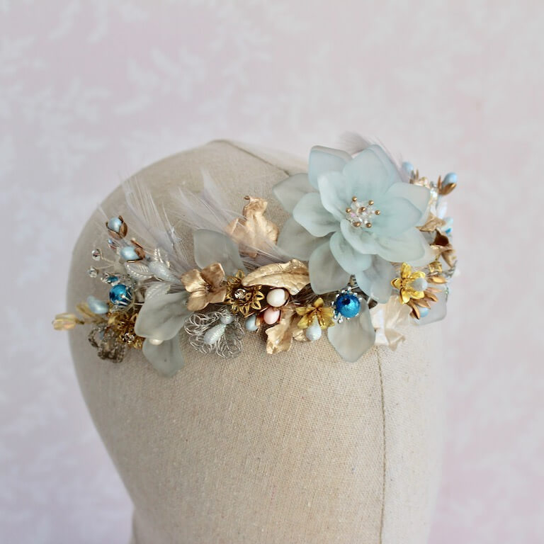 Tocado de novia de flores con plumas - Imagen 5