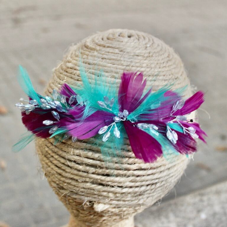 Tocado de plumas y pedrería