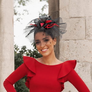 Tocado de invitada rojo y negro